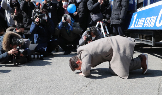 이재명 민주당 대선 후보가 24일 충북 충주시 산척면 산척치안센터 앞에서 열린 유세에서 큰절을 하고 있다. 공동취재=연합뉴스